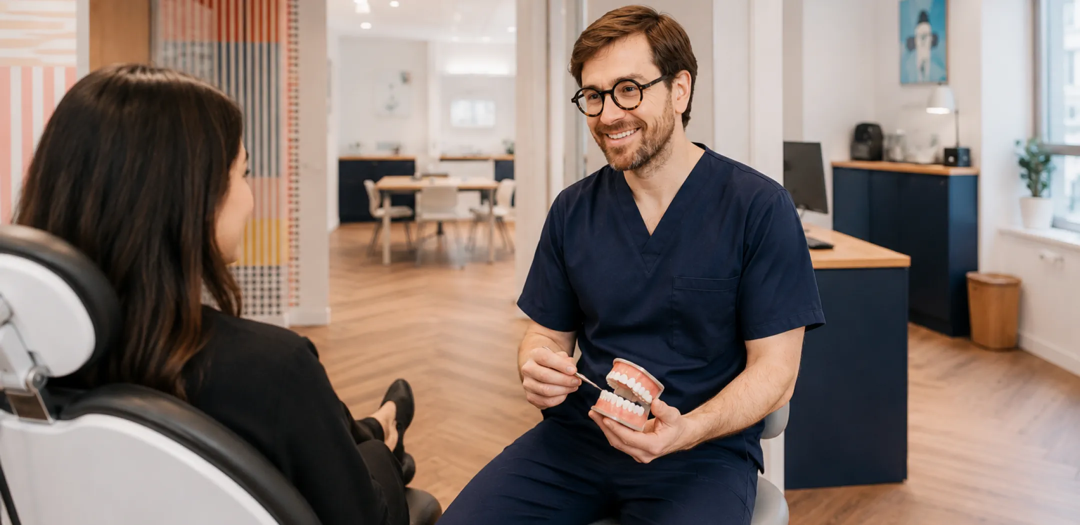 Le Dr Hervé Plard en consultation avec une patiente