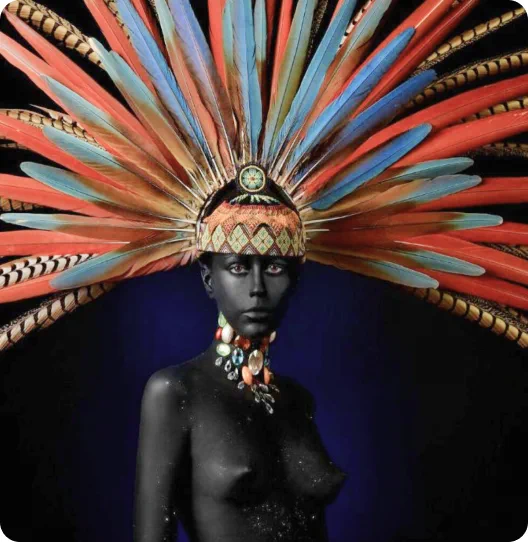 Portrait photographique d'une femme coiffée de plumes colorées, sur fond sombre