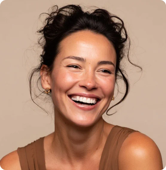 Patiente souriante au cabinet