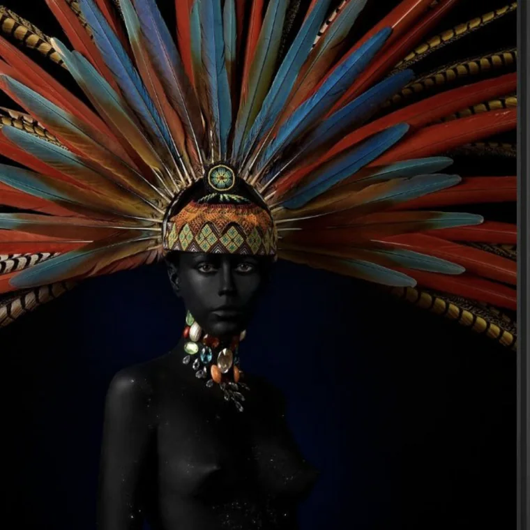 Portrait paré de plumes colorées